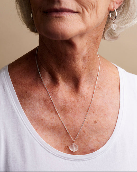 SEASHORE SHELL PENDANT